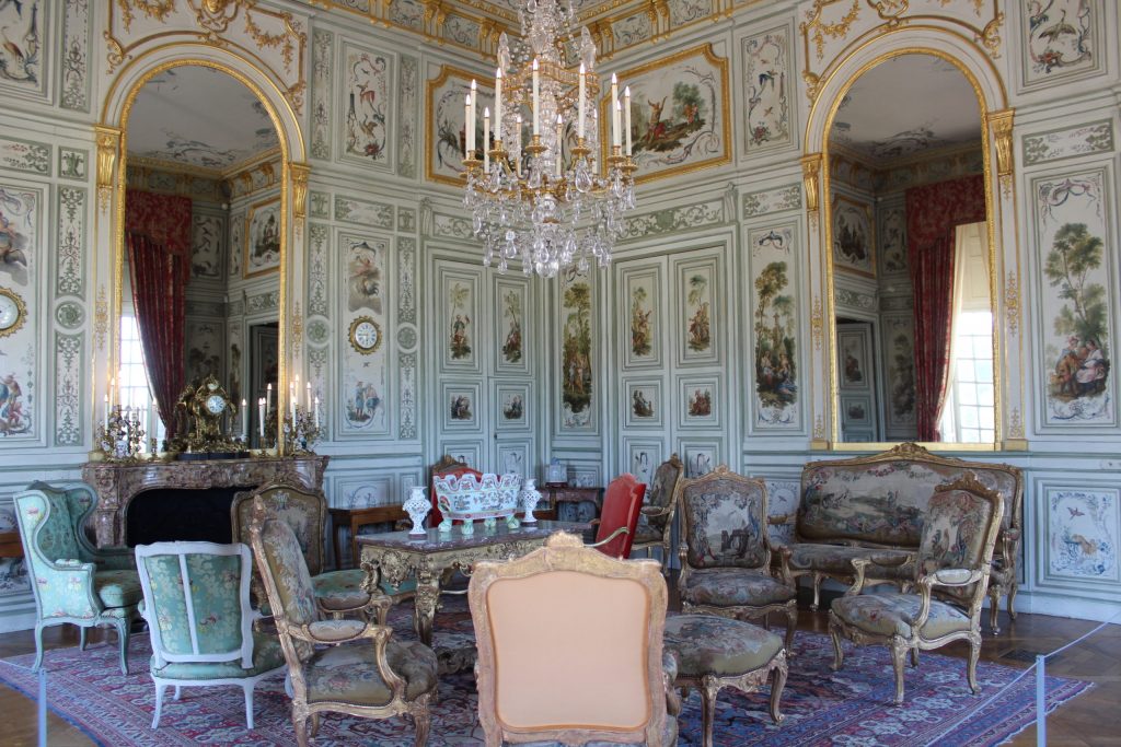 A photo of the famous Chinese salon in the Château de Champs-sur-Marne.